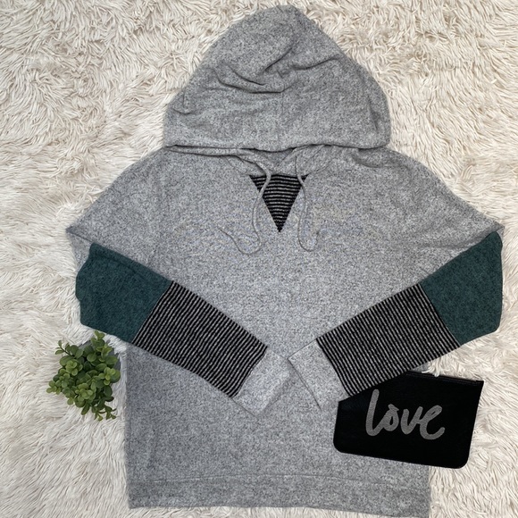 Magnolia Boutique Hooded Hacci Top ๐ Gray Black & Green - Picture 3 of 15